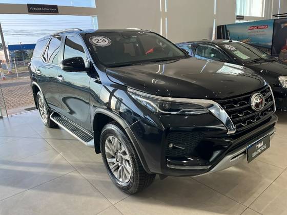 TOYOTA HILUX SW4 2.8 D-4D TURBO DIESEL SRX 7L 4X4 AUTOMÁTICO